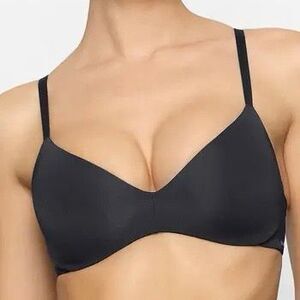 SKIMS NWT Wireless Form T-Shirt Bra in Black Size 32B